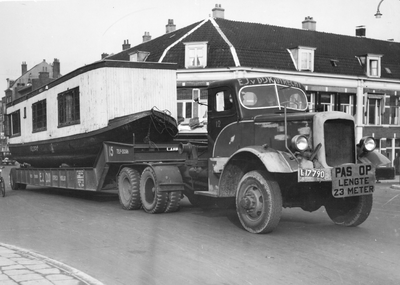 405217 Afbeelding van een vrachtwagen met dieplader van de fa. E.J. van Dijk te Utrecht tijdens het transport van een ...